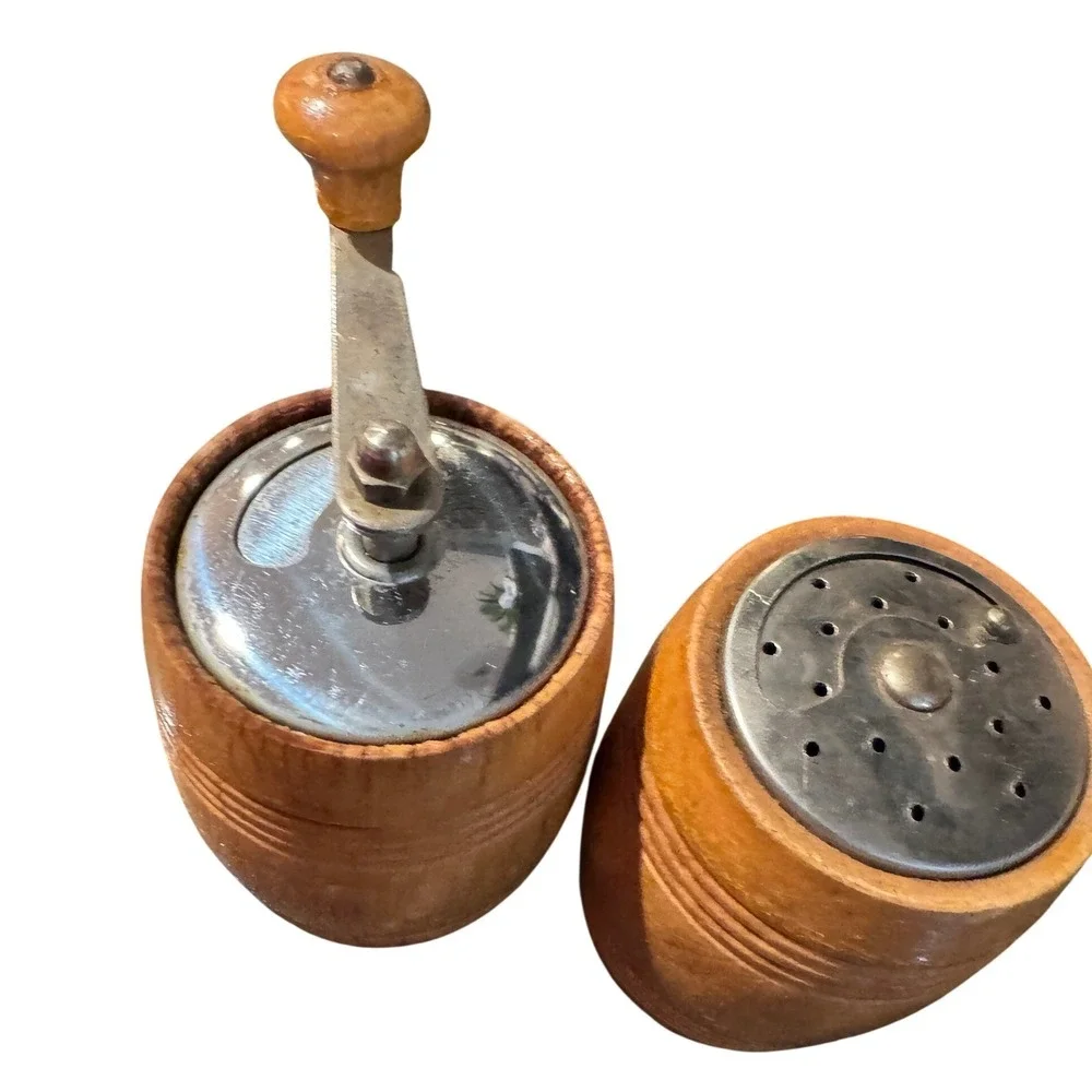 Vintage Made in Italy Wood Barrel Salt Shaker and Pepper‎ Mill Grinder Set